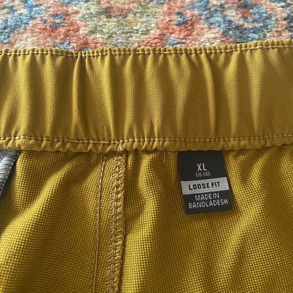 Carhartt Women’s Force Phoenix Cargo Short in Golden Grass - Size XL - Picture 3 of 11